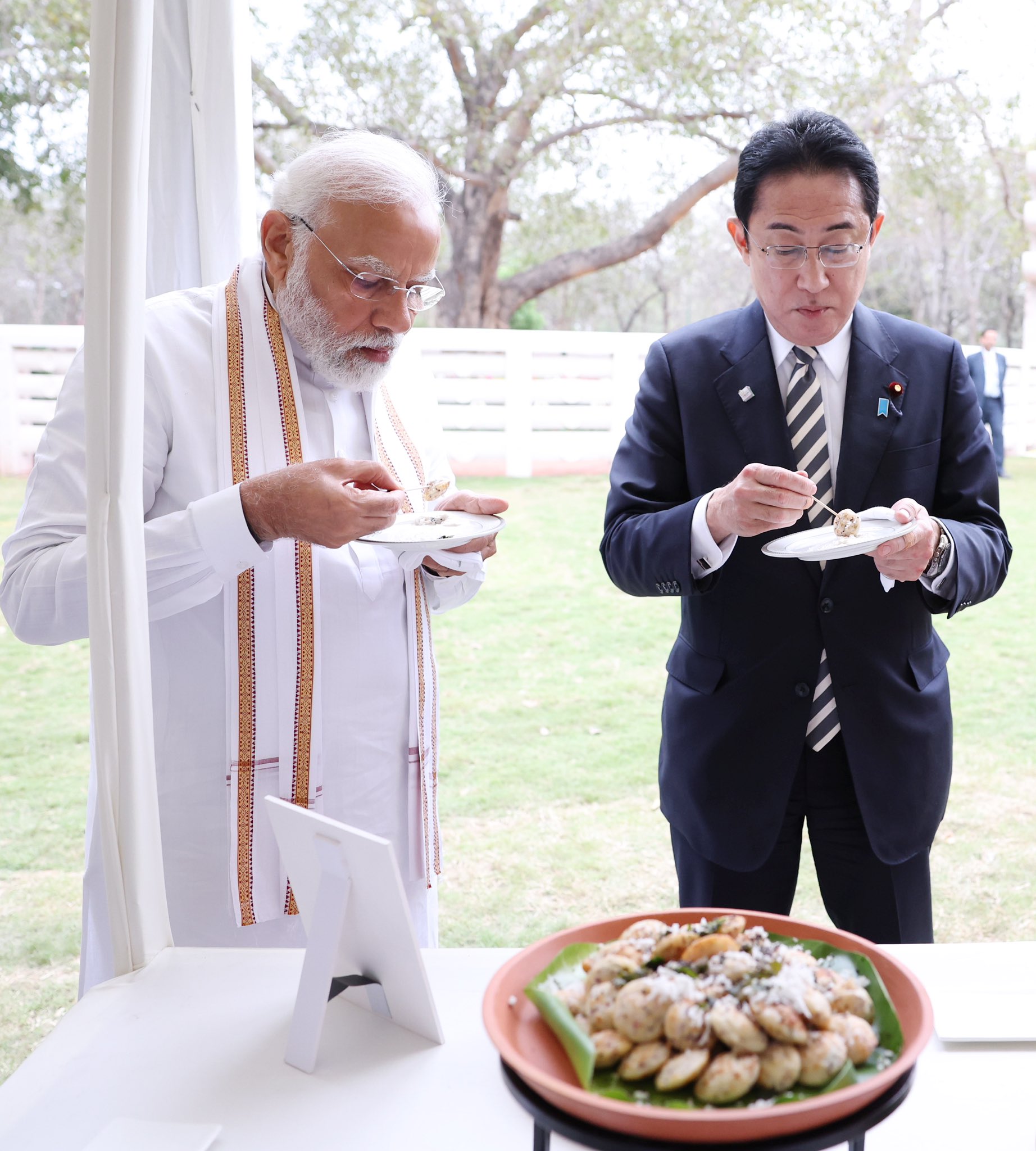 जापानी पीएम फुमियो किशिदा ने पीएम नरेंद्र मोदी के साथ पानी पुरी खाते हुऐ नजर आएं