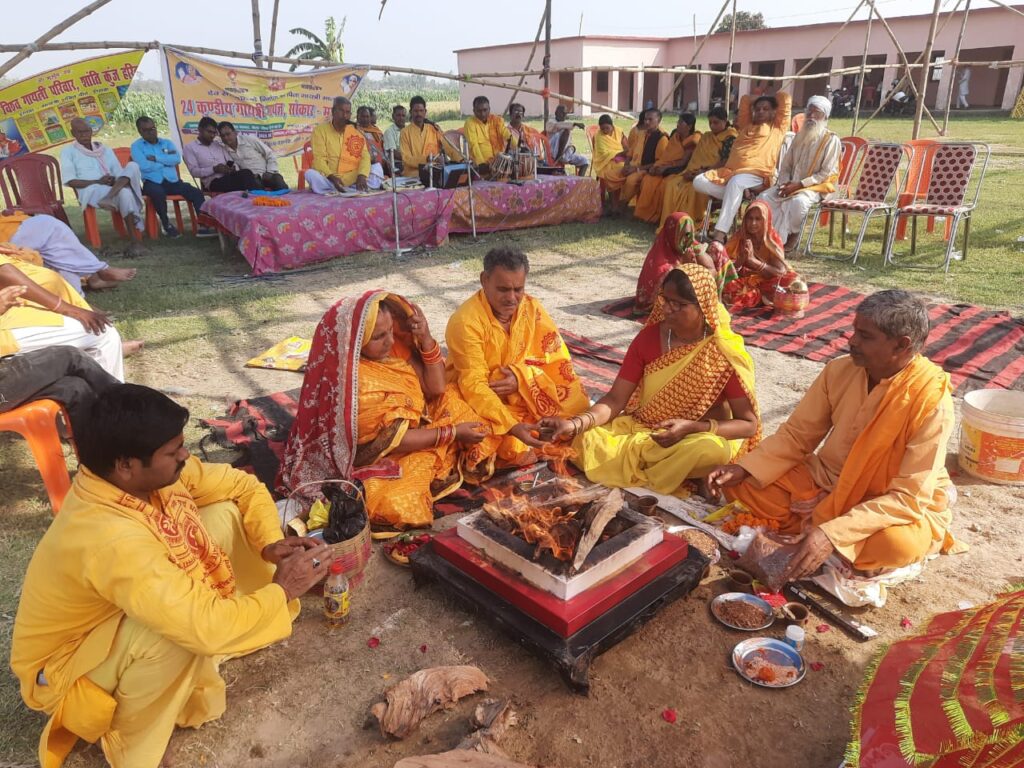 पांच दिवसीय गायत्री महायज्ञ लेकर भूमि पूजन एवं ध्वजारोहण का कार्य हुआ संपन्न