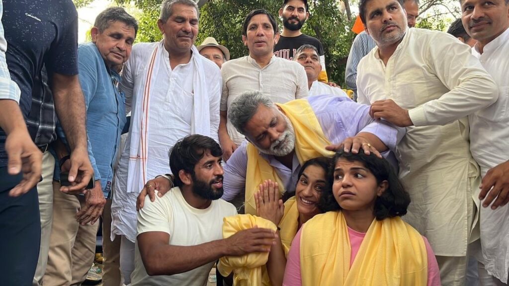 जंतर मंतर पर हो रहे पहलवानों के धरना में पप्पू यादव ने क्या कहा। जंतर मंतर पर हो रहे पहलवानों के धरना में पप्पू यादव ने क्या कहा।