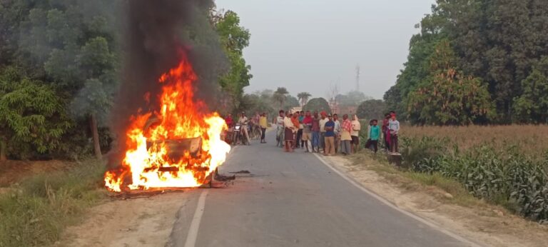 बहादुरपुर और बल्लीपुर के बीच में चलती हुई कार में लगी आग, जलकर हुई राख, ड्राइवर जान बचाकर भागा