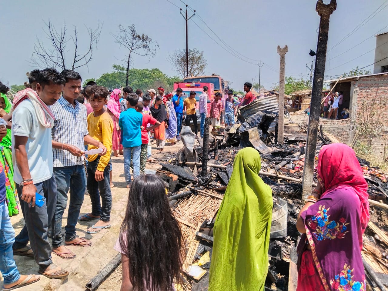 जाखर धर्मपुर पंचायत के वाटर वेज किनारे जंदाहा गांव में अगलगी से 20 घर जलकर हुआ राख