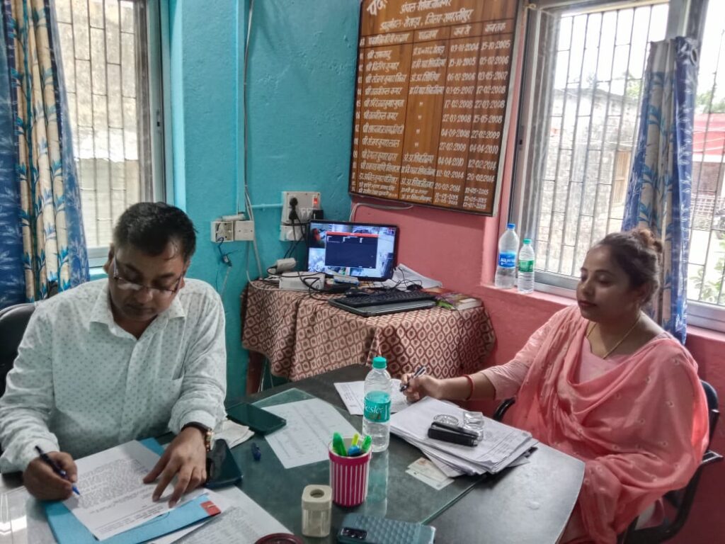 रैयती जमीन अतिक्रमण को लेकर डीएम को दिया था आवेदन डीएम के निर्देश पर जांच करने पहुंचे एसडीओ। Snews85