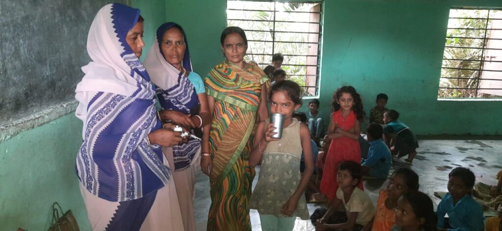 फलेरिया उन्मूलन को लेकर प्रखंड के सभी विद्यालयों में आशा कार्यकर्ताओं के द्वारा छात्र-छात्राओं को तीन प्रकार की गोलियां खिलाने की कार्य प्रारंभ हुई।