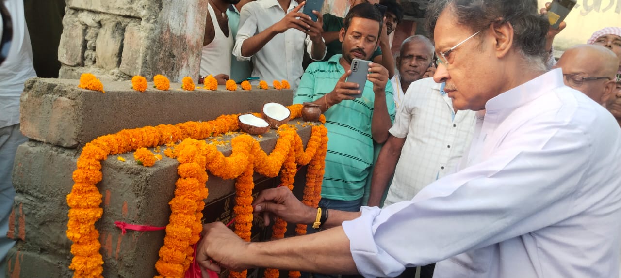 उत्क्रमित माध्यमिक विद्यालय भटौरा मठ के प्रांगण मे  एक करोड आठ लाख वावन हजार दो सौ विरासी की लागत से निर्मित भवन का शिलान्यास विधायक ने की।