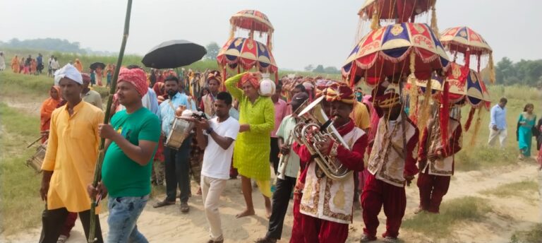 नवरात्रि के अवसर पर रन्ना गांव में 108 कलश स्थापित किया गया कलश यात्रा बैंड बाजे एवं समस्त ग्रामीण के द्वारा निकाली गई