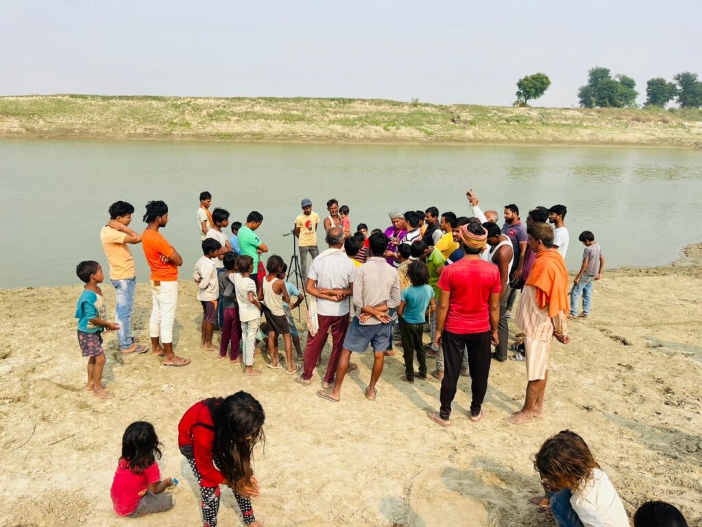 रहियार उतर पंचायत के बुनियादपुर नव युवक संघ के द्वारा छठ महापर्व पर घाट पर सफाई व्यवस्था लगे हुए