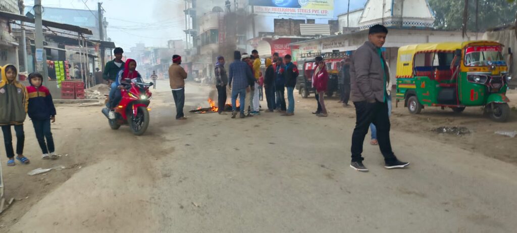 भारत सरकार के चालक विरोधी कानून के विरोध में बस - ट्रक चालकों के हड़ताल पर जाने से यात्री हो रहे परेशान