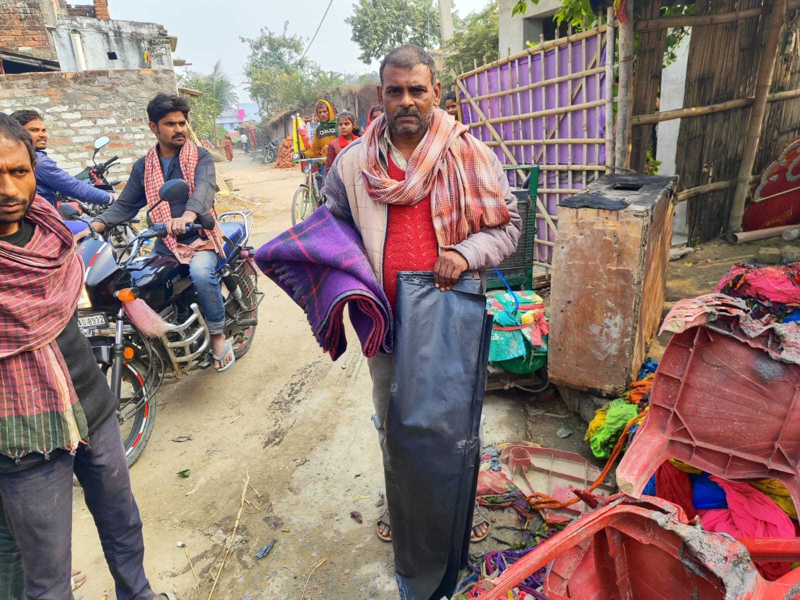 प्रकाश टेंट हाउस के गोदाम में आग लगने से सभी समान जलकर हुए राख