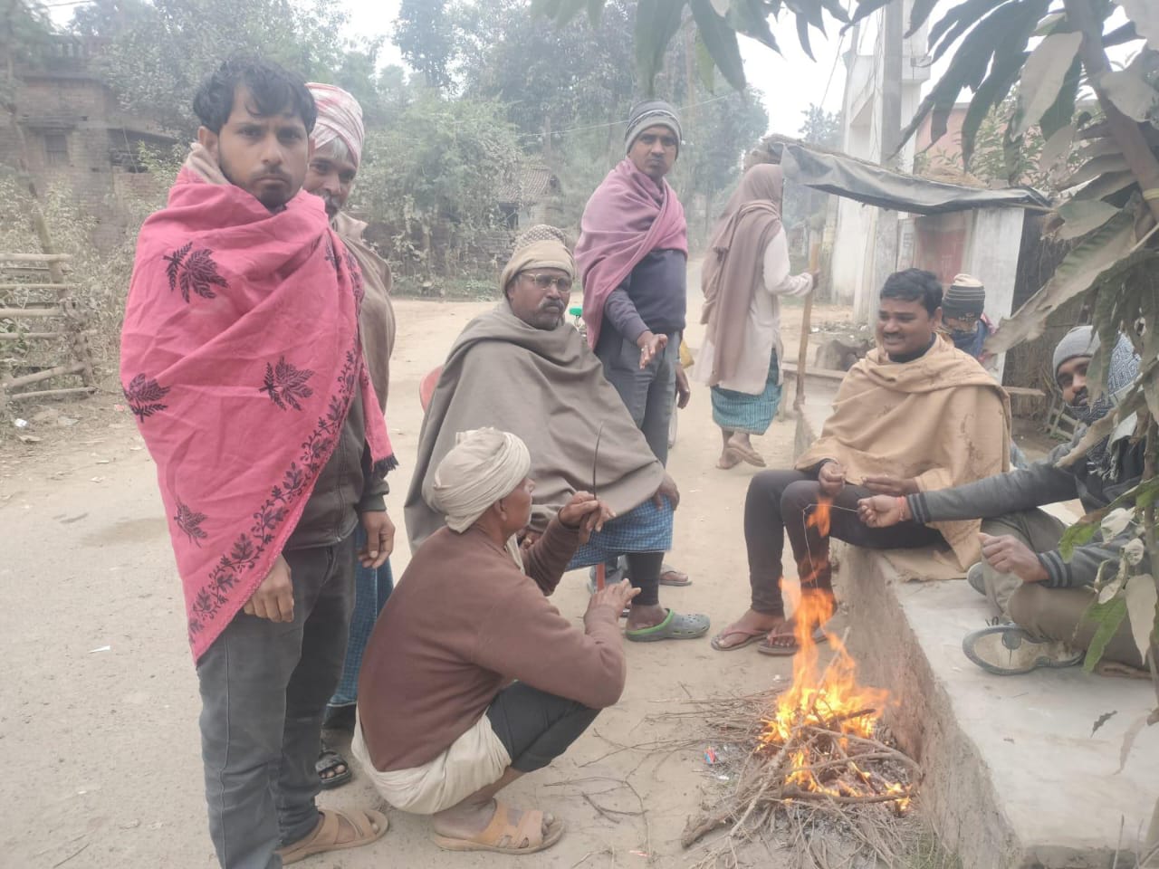 शिवाजीनगर कराके की ठंड में अंचल से हुई अलाव की व्यवस्थ अलाव से लोगों को मिल रहा है राहत