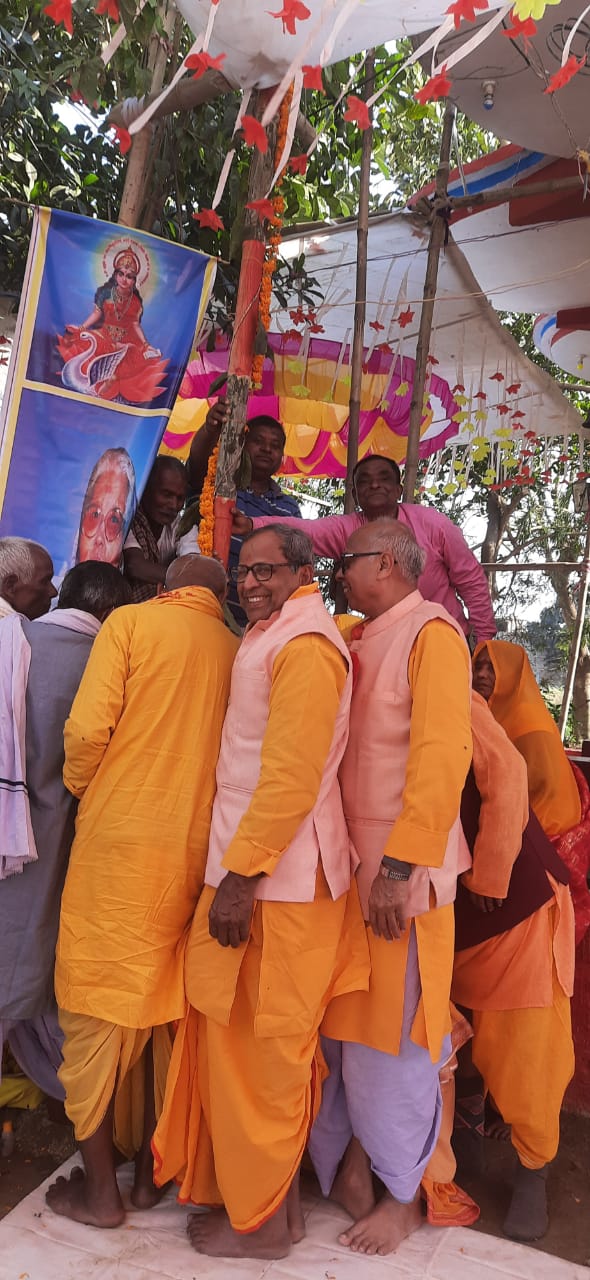 चितौड़ा गांव मे 24 कुंडीय चार दिवसीय गायत्री महायज्ञ को लेकर भूमि पूजन कार्य संपन्न हुआ।