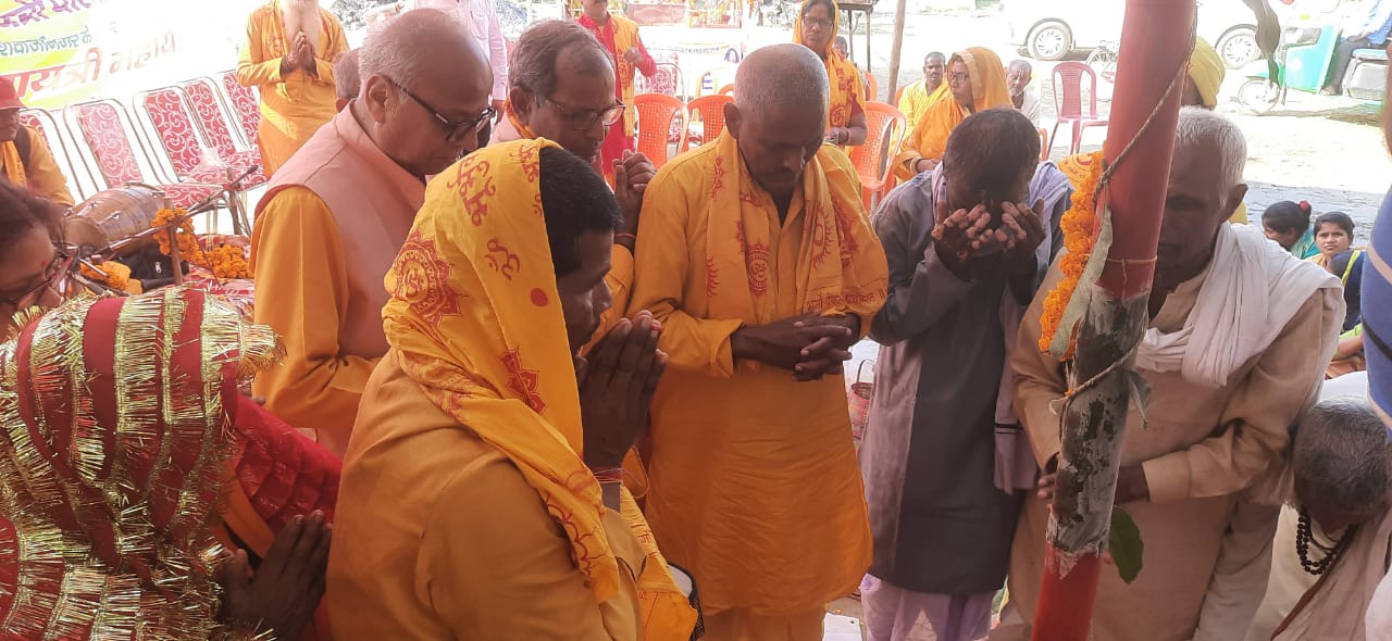 चितौड़ा गांव मे 24 कुंडीय चार दिवसीय गायत्री महायज्ञ को लेकर भूमि पूजन कार्य संपन्न हुआ।