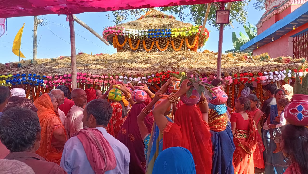 करियन गांव के शिव पार्वती मंदिर में प्राण प्रतिष्ठा को लेकर निकली गई कलश शोभा यात्रा दर्शन को लेकर उमड़ी भीड़