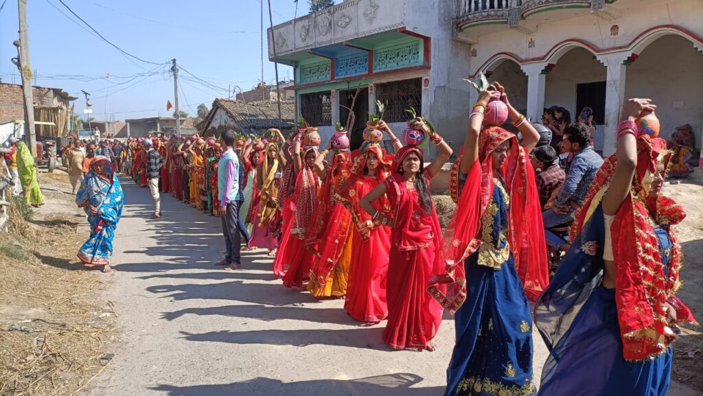 करियन गांव के शिव पार्वती मंदिर में प्राण प्रतिष्ठा को लेकर निकली गई कलश शोभा यात्रा दर्शन को लेकर उमड़ी भीड़