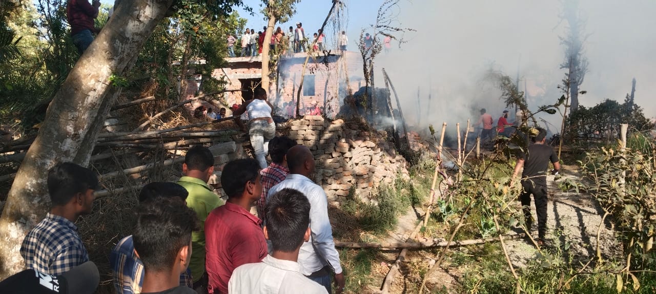 प्रखंड के डुमरा मोहन पंचायत के नरसिंहा गांव में भीषण अगलगी में आठ घर जलकर राख, 6 बकरी भी जलकर मरीं।