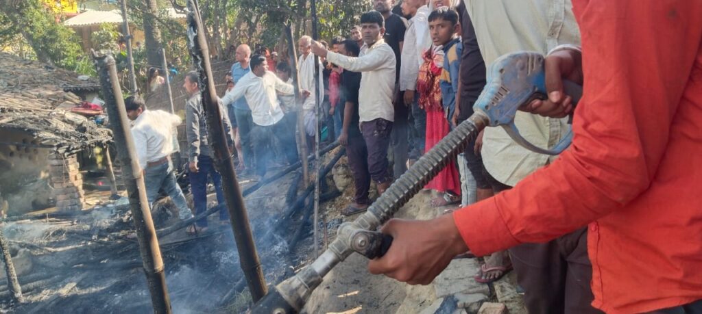 प्रखंड के डुमरा मोहन पंचायत के नरसिंहा गांव में भीषण अगलगी में आठ घर जलकर राख, 6 बकरी भी जलकर मरीं।