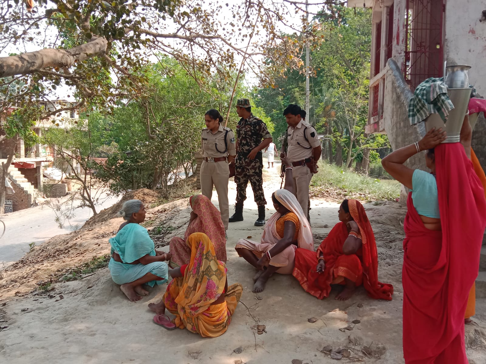 बैंक में रुपए जमा करने जा रहे पेट्रोल पंप कर्मी से बाइक सवार 3 अज्ञात बदमाशों ने रुपया से भड़ा झोला छीन हुआ फरार।