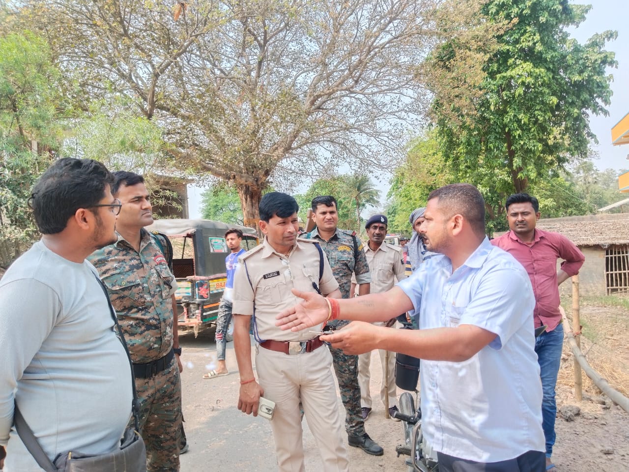 बैंक में रुपए जमा करने जा रहे पेट्रोल पंप कर्मी से बाइक सवार 3 अज्ञात बदमाशों ने रुपया से भड़ा झोला छीन हुआ फरार।