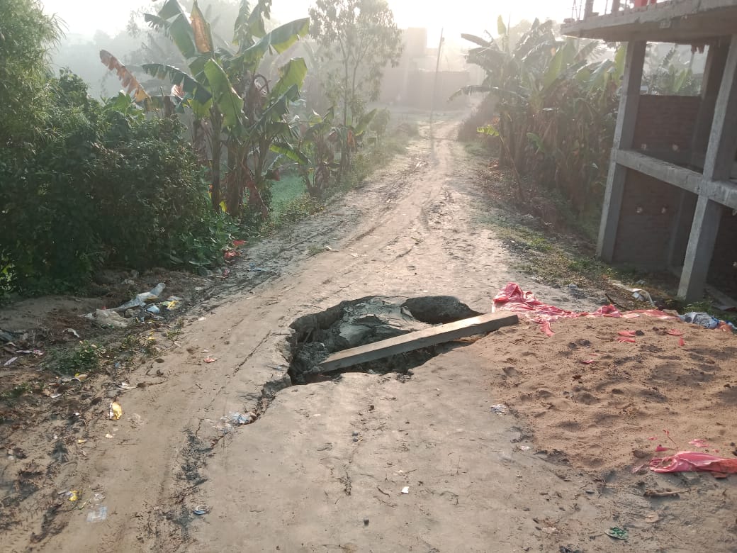 सड़का पर बना गढ्ढा लोगों को आने जाने में होती है परेशानी,कभी भी हो सकता है बड़ा हादसा। सड़का पर बना गढ्ढा लोगों को आने जाने में होती है परेशानी,कभी भी हो सकता है बड़ा हादसा।
