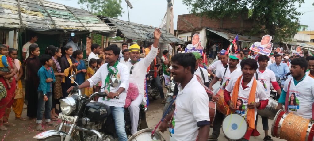 लोजप्पा उम्मीदवार शांभवी चौधरी के पक्ष में किया रोड शो स्थानीय विधायक अशोक कुमार , उर्फ मुन्ना बाबु।