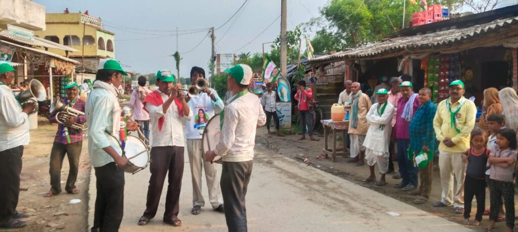 लोजप्पा उम्मीदवार शांभवी चौधरी के पक्ष में किया रोड शो स्थानीय विधायक अशोक कुमार , उर्फ मुन्ना बाबु।