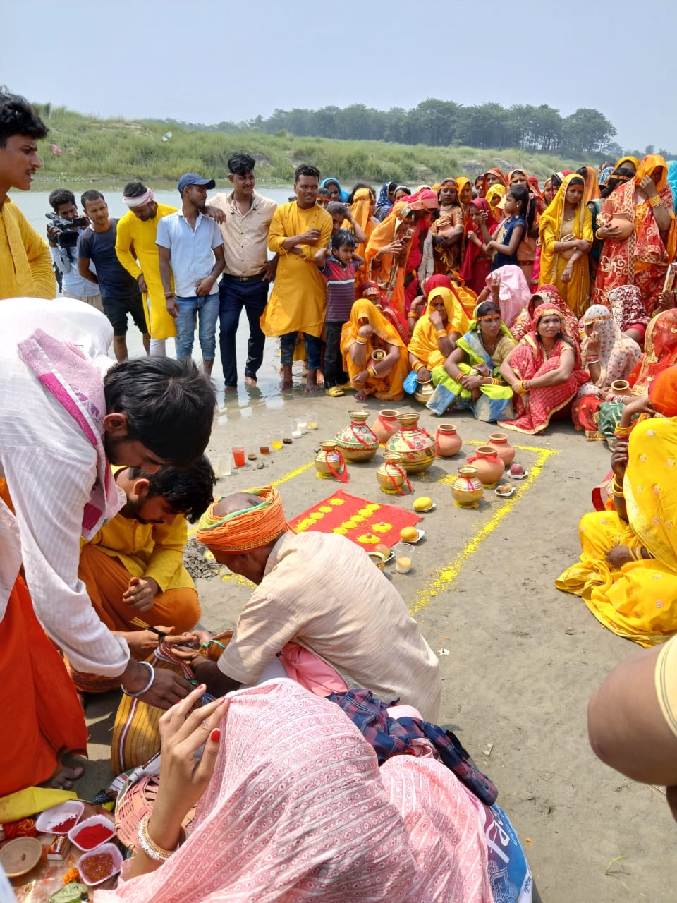 शिवाजीनगर प्रखंड के बल्लीपुर पंचायत अंतर्गत बहादुरपुर ग्राम के समस्त ग्रामीण एवं ठाकुरवारी मठ के महंत राम प्रिय दास के सानिध्य में श्री श्री 10008 सीताराम महायज्ञ प्रारंभ