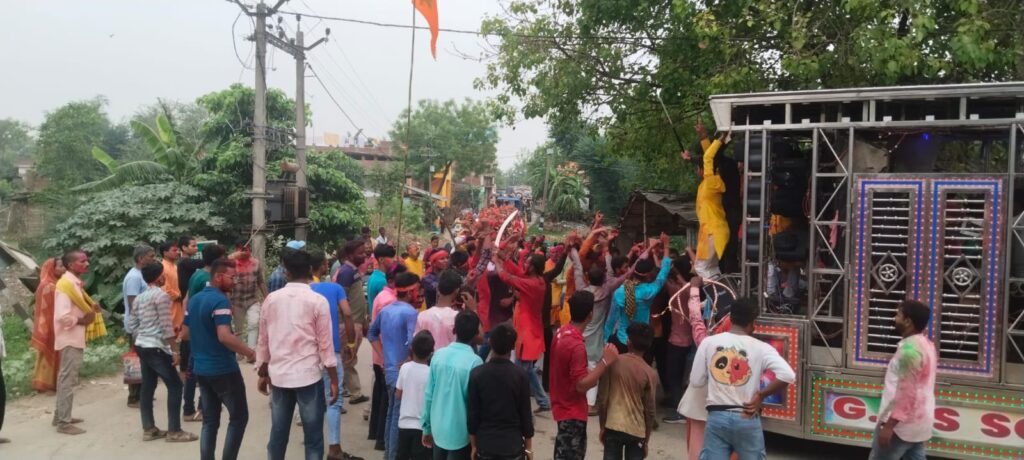 कलश विसर्जन के साथ सीताराम महायज्ञ संपन्न निकल गई भव्य कलश यात्रा।