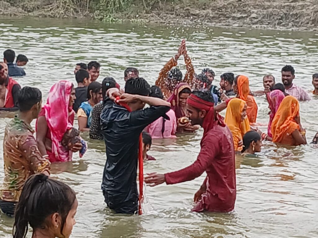 कलश विसर्जन के साथ सीताराम महायज्ञ संपन्न निकल गई भव्य कलश यात्रा।