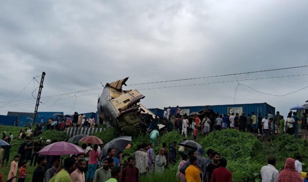 West Bengal में बड़ा ट्रेन हादसा कंचनजंगा एक्सप्रेस को पीछे से मारी टक्कर मालगाड़ी ,5 की मौत 25 से ज़्यादा घायल