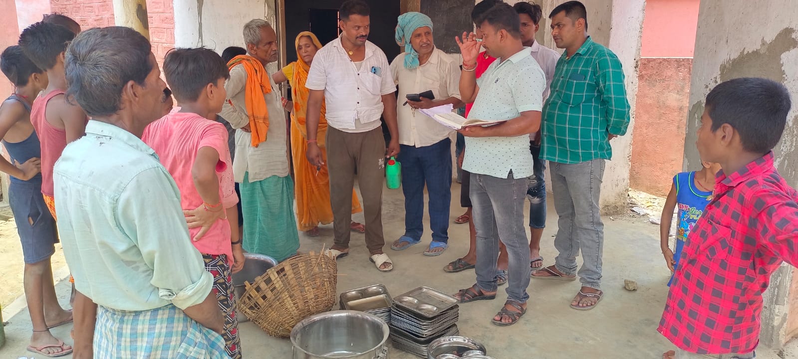 शंकरपुर पंचायत के काजी डुमरा प्राथमिक विद्यालय में मध्यान भोजन बन रही अधपक्का भोजन एवं टोकना सहित सचिव अध्यक्ष एवं ग्रामीणों ने पहुंचे बी आर सी