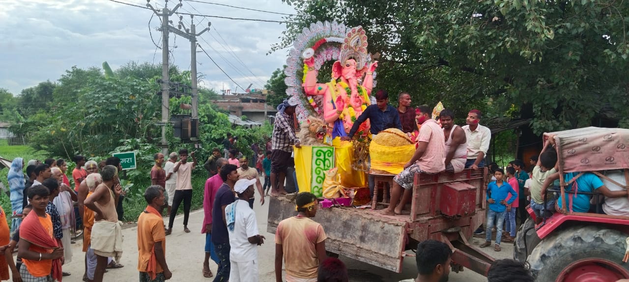 श्रद्धालुओं ने नम आंखों से किया भगवान गणेश का प्रतिमा का विसर्जन