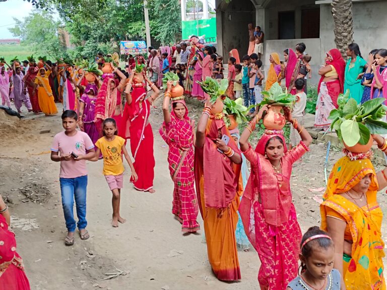 भव्य शोभा कलश यात्रा के साथ ही कलश स्थापना के साथ शुरू हुई शक्ति की अधिष्ठात्री माता दुर्गा की उपासना प्रारंभ हुआ।