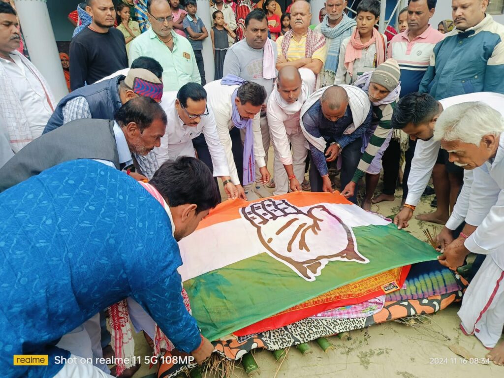 शिवाजीनगर प्रखंड के कांग्रेस के वरिष्ठ नेता स्व कन्हैया बाबू का मुखअग्नि बड़े पुत्र नीरज चौधरी दी