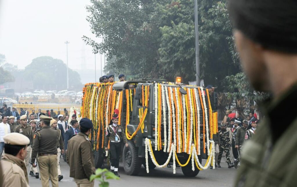 पूर्व प्रधानमंत्री डॉ. मनमोहन सिंह का अंतिम विदाई सिख परंपरा के अनुसार हुआ। राहुल गांधी ने भी उन्हें अपने कंधे का सहारा दिया।