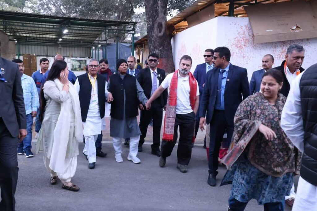 बिहार चुनाव 2025 की तैयारी में हलचल मची है। राहुल गांधी के बयान ने महागठबंधन में टकराव पैदा कर दिया। तेजस्वी के एजेंडे पर अब सवाल उठने लगे हैं। क्या ये संघर्ष चुनावी रणनीति का हिस्सा है?