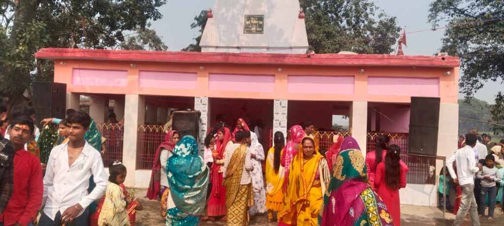 शिवाजी नगर के शिवालयों में उमड़ी श्रद्धालुओं की भीड़, भगवान शिव की आराधना में लीन हुए भक्त