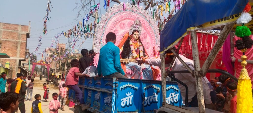 मां सरस्वती की प्रतिमा का गाजे-बाजे के साथ शांतिपूर्ण विसर्जन