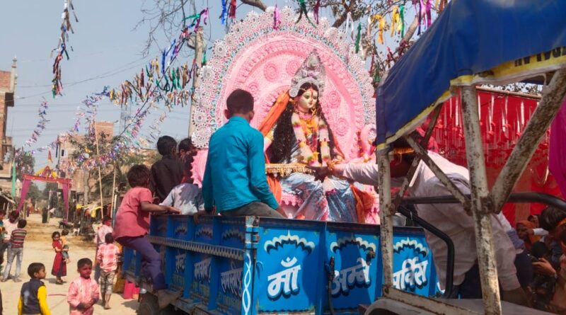 मां सरस्वती की प्रतिमा का गाजे-बाजे के साथ शांतिपूर्ण विसर्जन