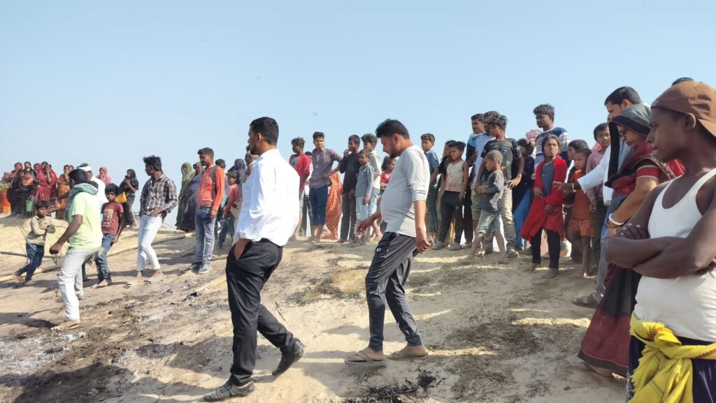 शिवाजी नगर प्रखंड के औरा गांव में भीषण अग्निकांड, आठ घर जलकर राख