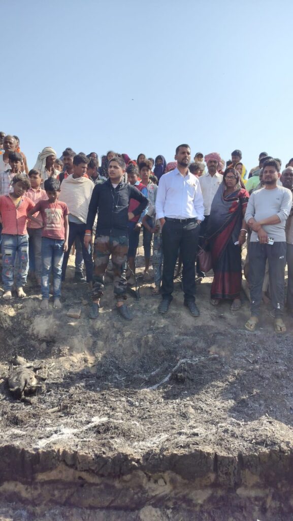 शिवाजी नगर प्रखंड के औरा गांव में भीषण अग्निकांड, आठ घर जलकर राख