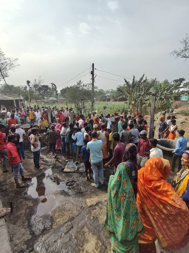 शिवाजीनगर के गुलराहि में भीषण अग्निकांड: 13 घर जलकर राख, 10 लाख का नुकसान