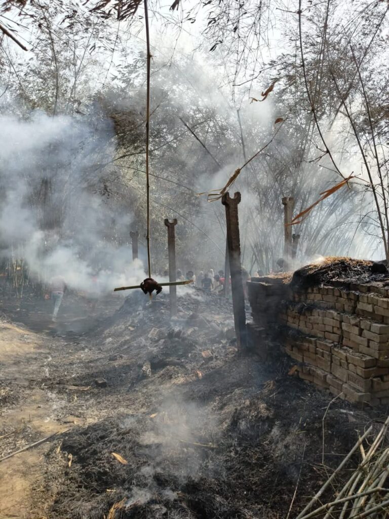 शिवाजीनगर के गुलराहि में भीषण अग्निकांड: 13 घर जलकर राख, 10 लाख का नुकसान
