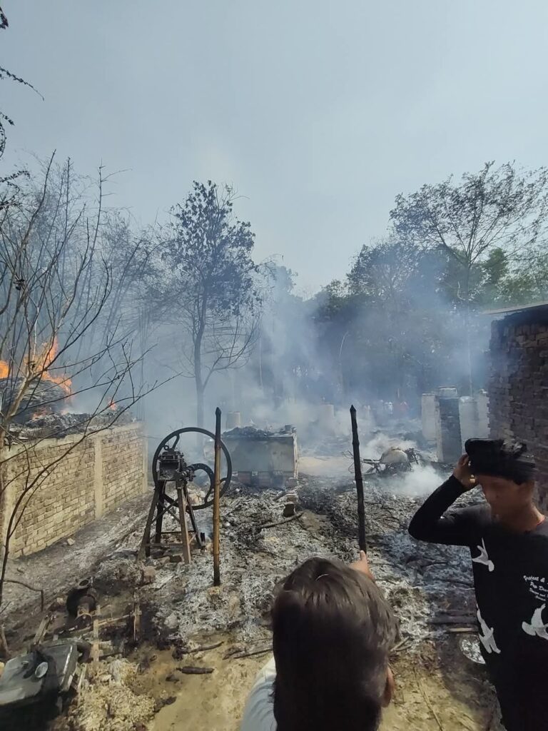 शिवाजीनगर के गुलराहि में भीषण अग्निकांड: 13 घर जलकर राख, 10 लाख का नुकसान