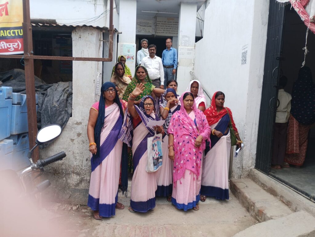 शिवाजी नगर प्राथमिक स्वास्थ्य केंद्र पर अपनी मांगों को लेकर आशा कार्यकर्ताओं की पांच दिवसीय हड़ताल का तीसरा दिन हड़ताल जारी