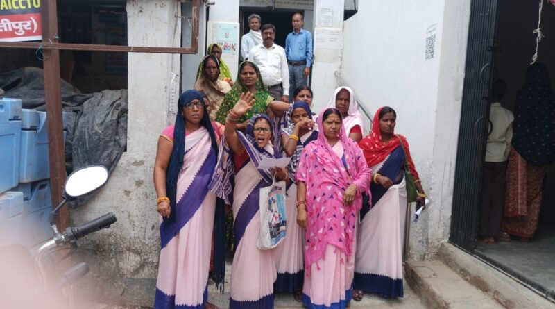 शिवाजी नगर प्राथमिक स्वास्थ्य केंद्र पर अपनी मांगों को लेकर आशा कार्यकर्ताओं की पांच दिवसीय हड़ताल का तीसरा दिन हड़ताल जारी