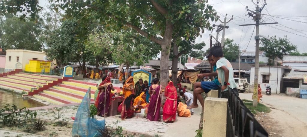 पति की दीर्घायु के लिए सोमवती अमावस्या पर महिलाओं ने पीपल ,वटवृक्ष ,की पूजा अर्चना की