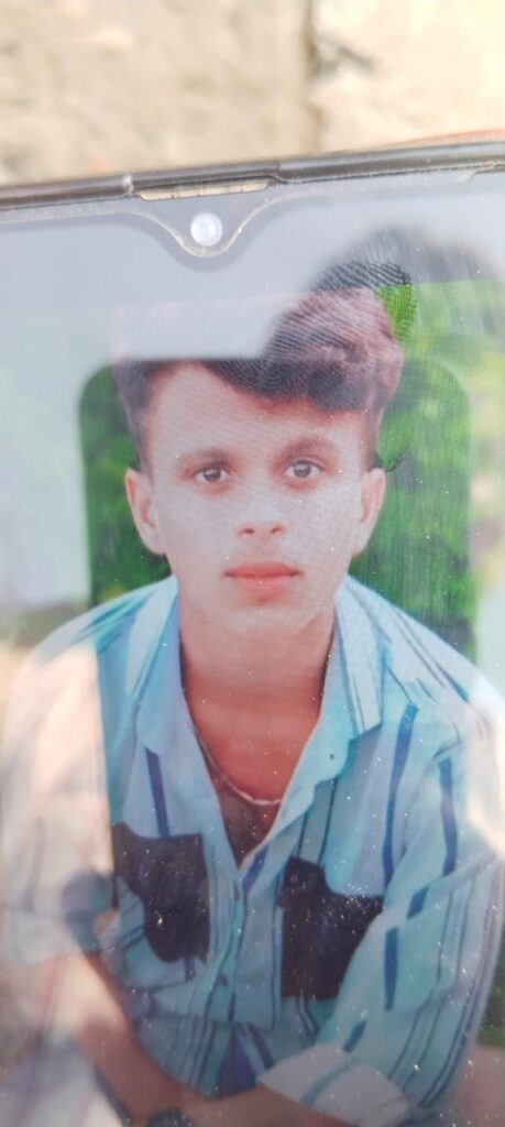 अवैध संबंधों का दुष्परिणाम: आम के पेड़ से 17 वर्षीय युवक का शव लटका मिला अवैध संबंधों का दुष्परिणाम: आम के पेड़ से 17 वर्षीय युवक का शव लटका मिला