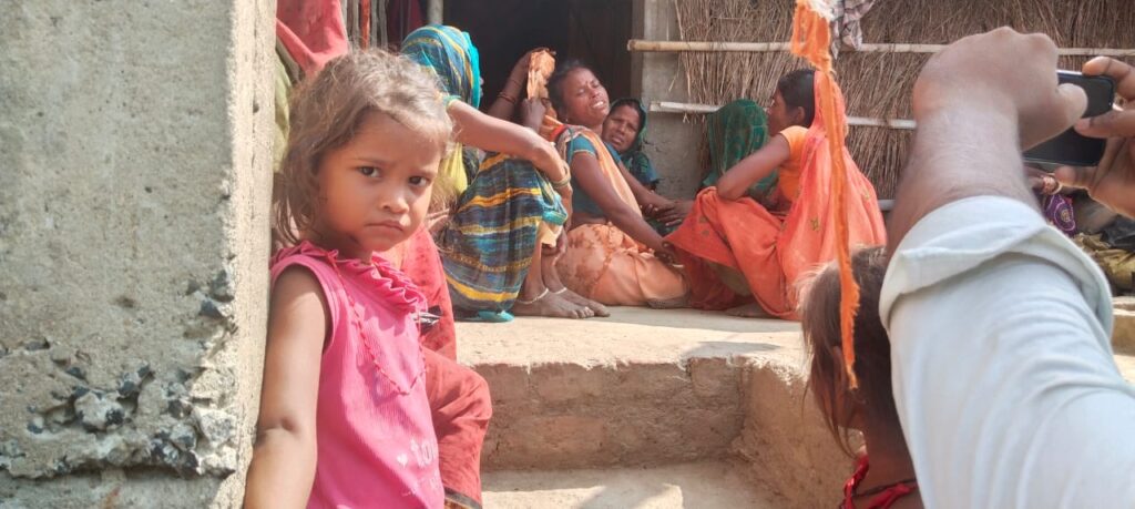 अवैध संबंधों का दुष्परिणाम: आम के पेड़ से 17 वर्षीय युवक का शव लटका मिला अवैध संबंधों का दुष्परिणाम: आम के पेड़ से 17 वर्षीय युवक का शव लटका मिला