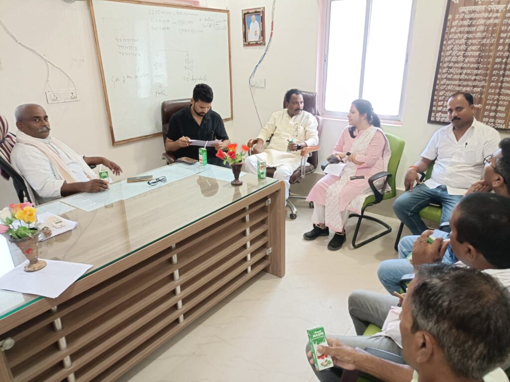 शिवाजीनगर में विधायक ने की योजनाओं की समीक्षा बैठक, योजनाओं को अंतिम व्यक्ति तक पहुंचाने का दिया निर्देश