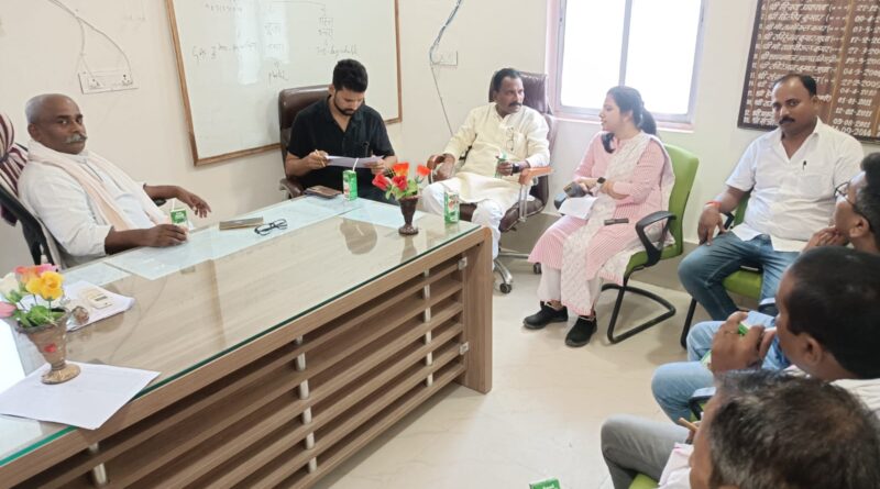 शिवाजीनगर में विधायक ने की योजनाओं की समीक्षा बैठक, योजनाओं को अंतिम व्यक्ति तक पहुंचाने का दिया निर्देश