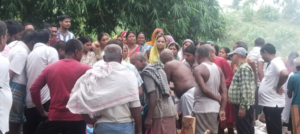 समाजसेवी हरे कृष्ण सिंह का अंतिम संस्कार, बड़े पुत्र ने दी मुखाग्नि